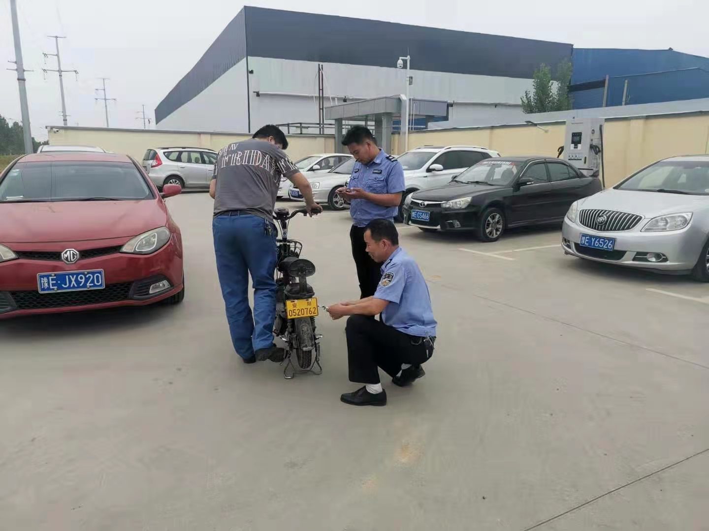 我為群眾辦實事︱太貼心了！公司門口就可以辦理電動車上牌