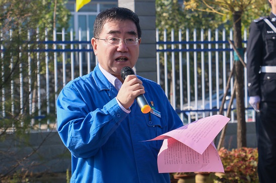 五星紅旗，我愿做你光華中淡淡的一筆——安彩高科舉行 國(guó)慶升旗儀式